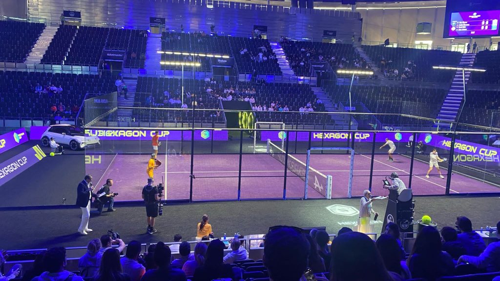 La piste de padel violette de l'Hexagon Cup
