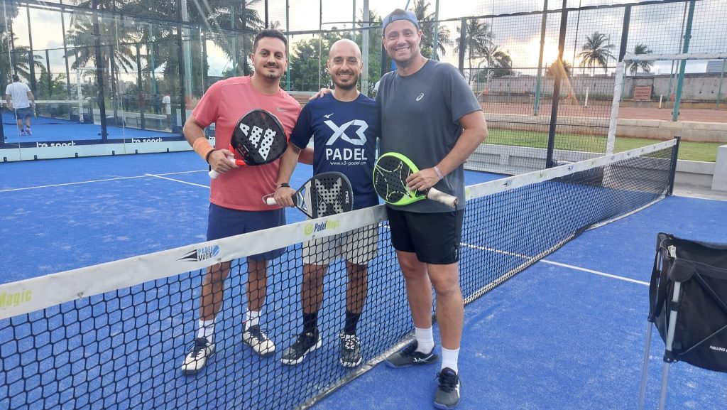 Un coach de padel d'Abidjan